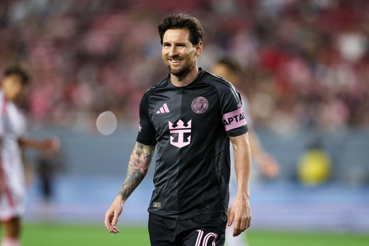 足坛知名球星恢复伤愈，将重返草坪继续斗志的简单介绍